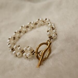Chic Gold and Pearl Bracelet